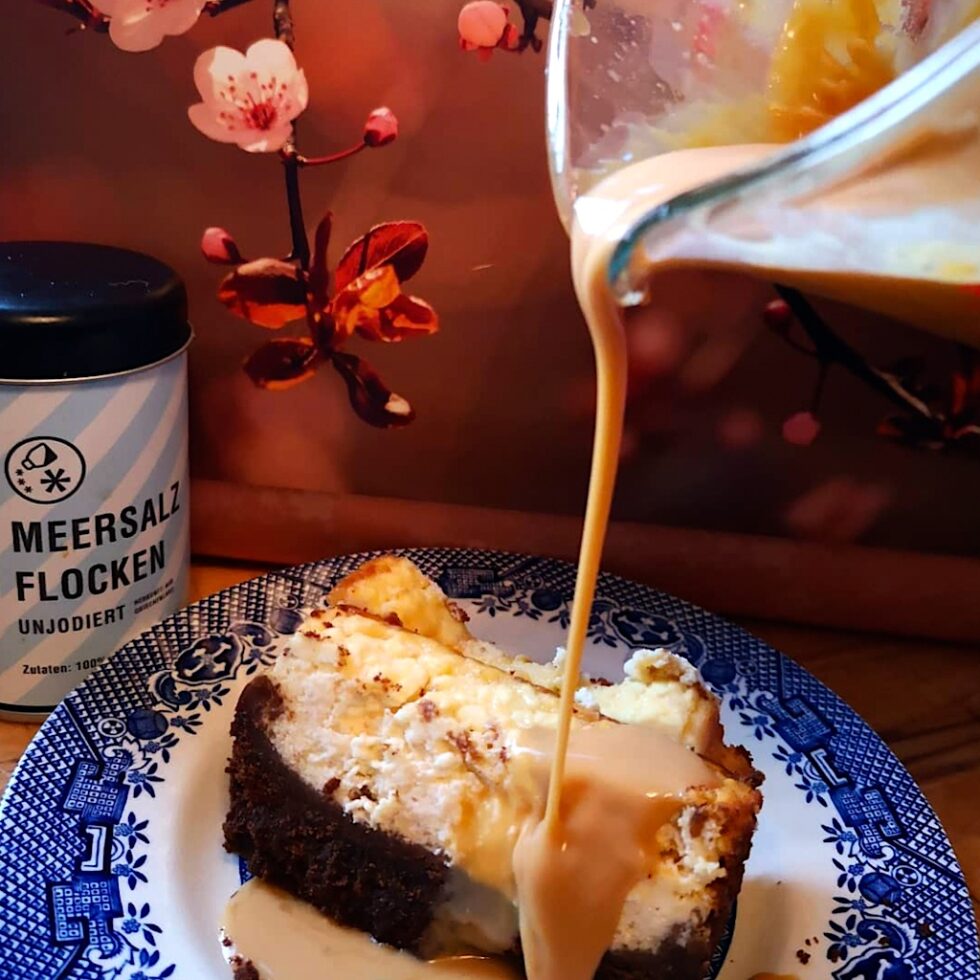 Cheesecake mit Salzkaramell Sauce - Greek Oil Company Cheesecake mit Salzkaramell Sauce - Greek Oil Company